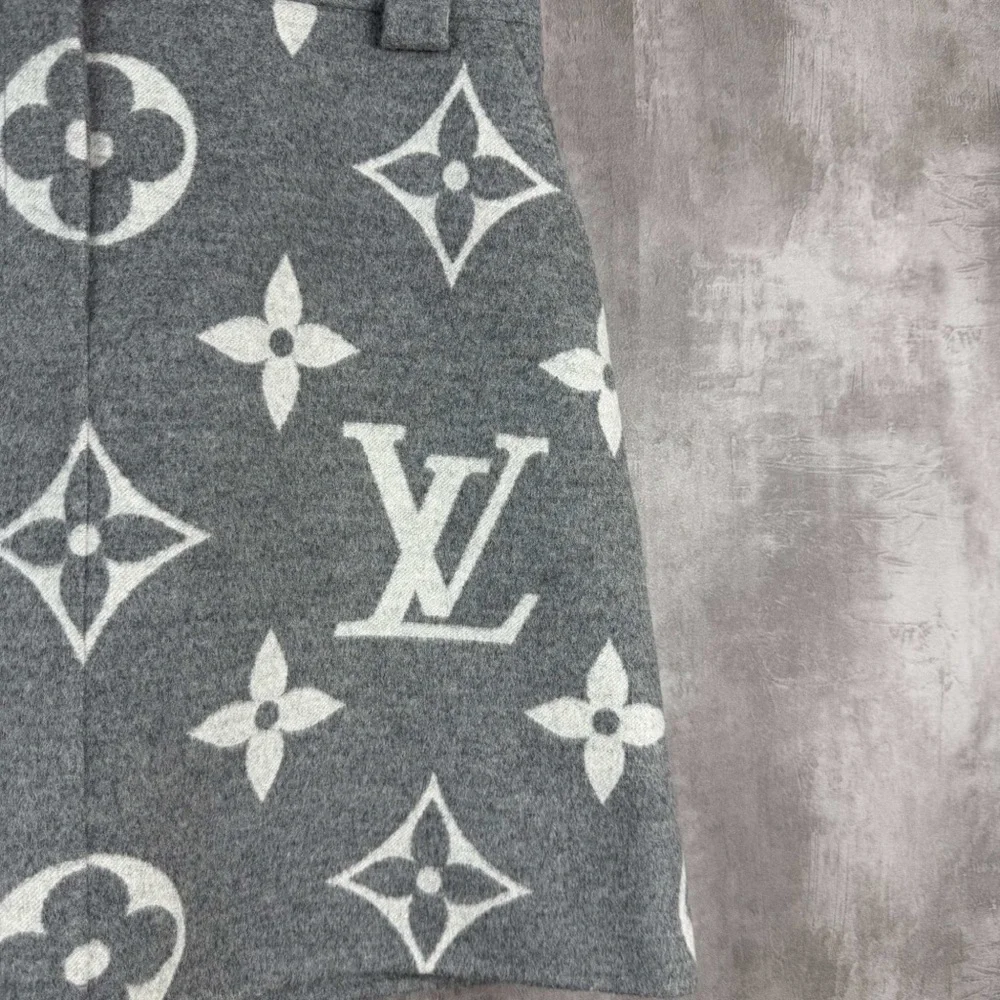 ❌sold❌Authentic Louis Vuitton Gray and White Mini Skirt - Picture 2 of 6